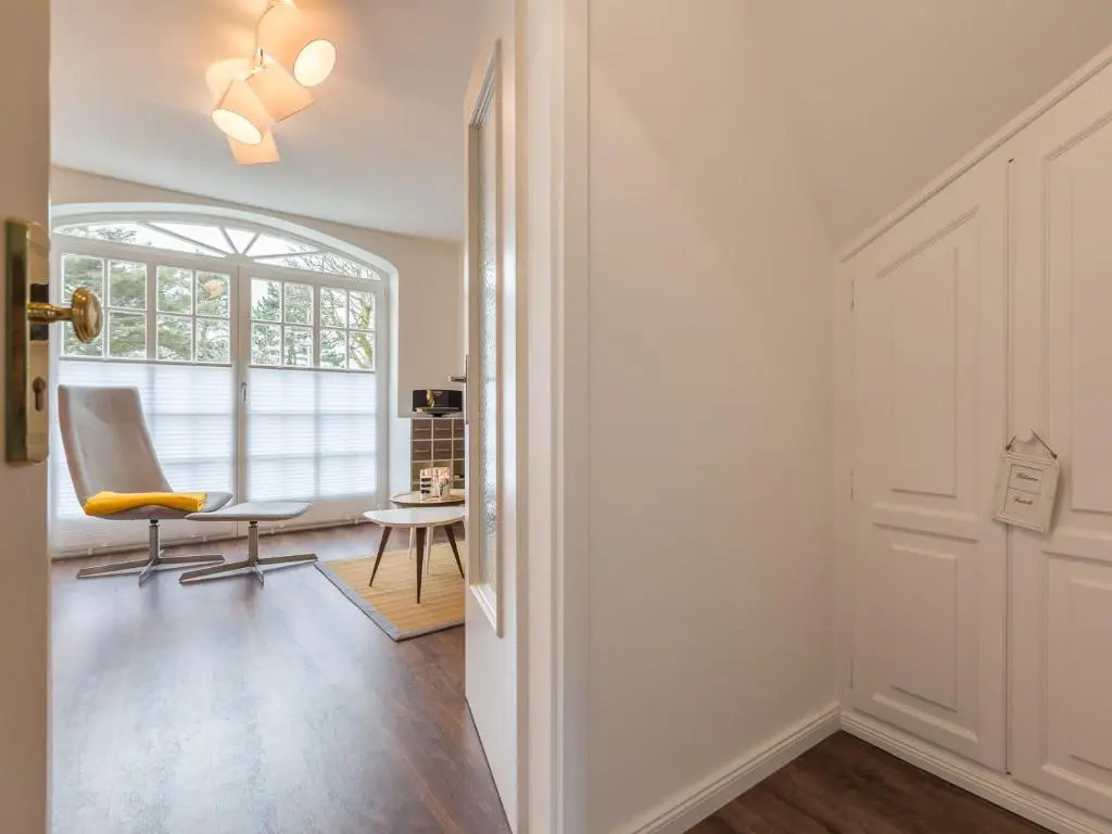 Morderne 3-Zimmerwohnung in einer Hausscheibe unter Reet
