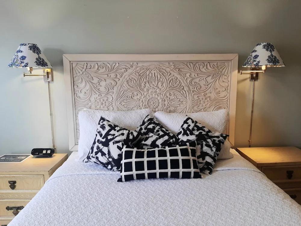 HARRYS MAN CAVE - A Vintage Motel on the Historic 395 route - The New Star Motel Experience
