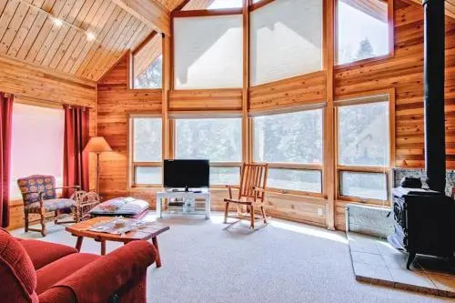 Red Fox Retreat - 2BR/2BA Tri-Level Home