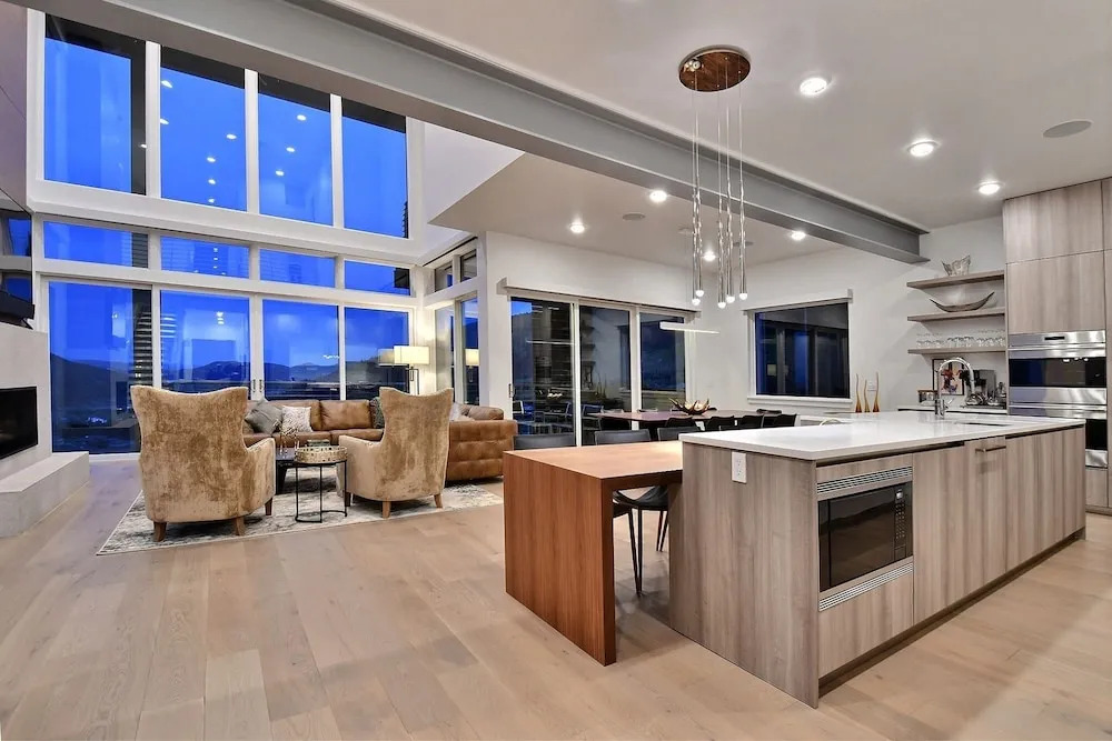 Huge & Newly Constructed 5br/5ba -private Hot Tub! 5 Bedroom Condo by RedAwning