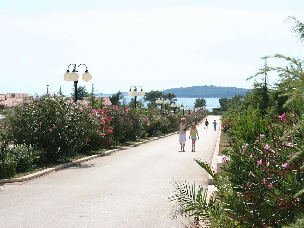 Carefully Furnished Bungalow With 2 Bathrooms, 7km From Pula