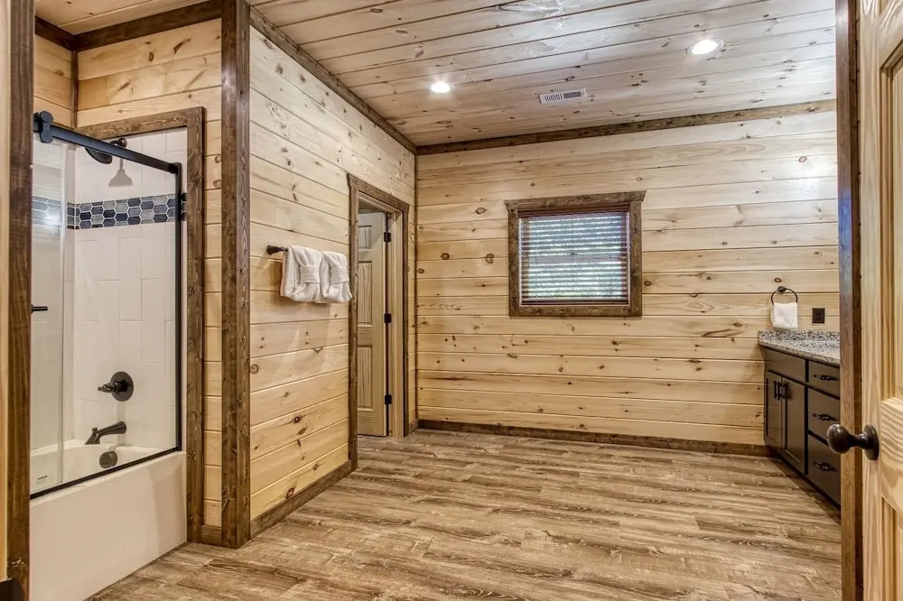 ERN840 - Splashin Chalet - Brand New Cabin with Indoor Pool! Great Location! cabin