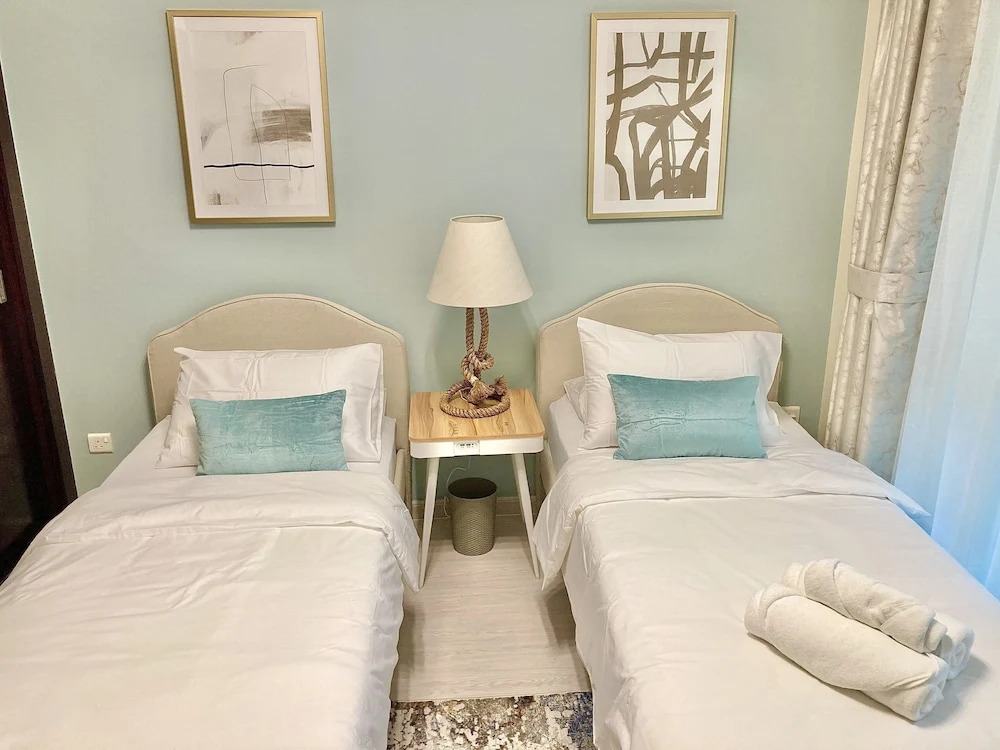 Whitesage - Lakefront Apartment Amidst Parks With Lake Access