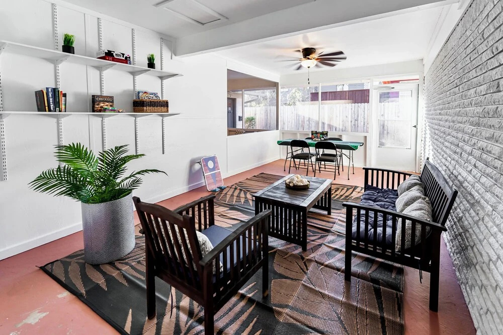 Large Deck, Rec Room! 2-unit ATX Retreat By Campus