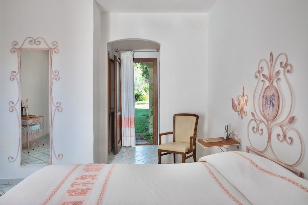 Hotel with swimming pool near Baja Sardinia