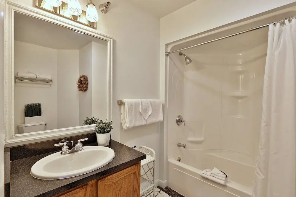 The Birch Ridge: European Room #8 - King Suite In Killington, Vermont. Hot Tub. 1 Bedroom Home