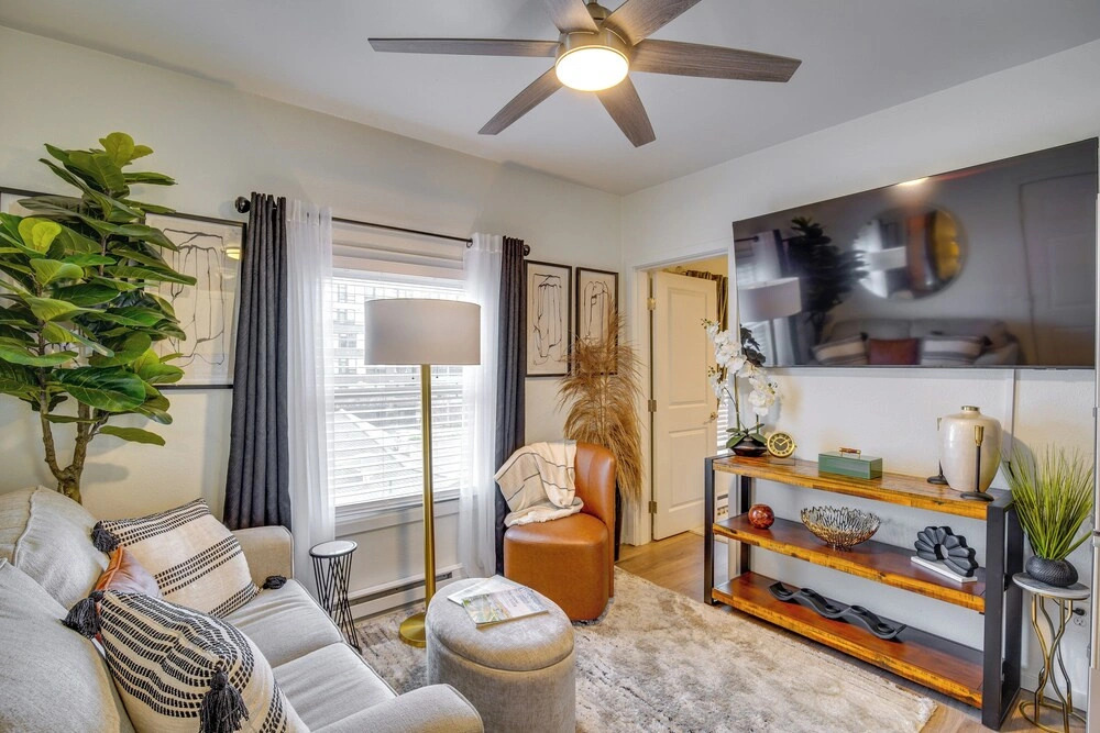 Easy Access to Dtwn Tacoma! Stylish Couples Condo