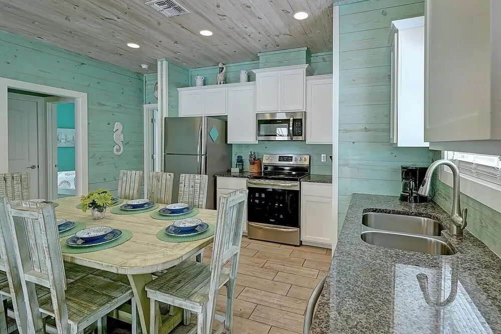 Tropical Blue Wave Home Short Drive to Beach by Redawning
