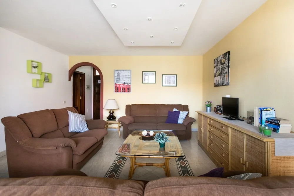 The Midpoint Apartment, Coastal Life Between the Two Beaches