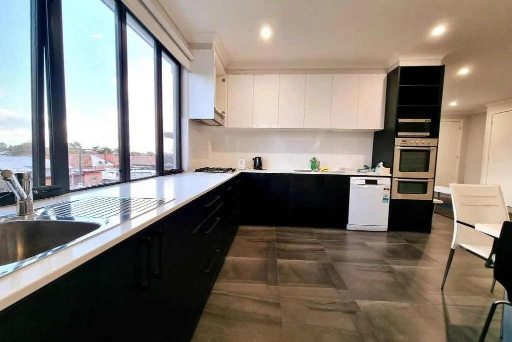 New modern 3 bedroom apartment in St Kilda East