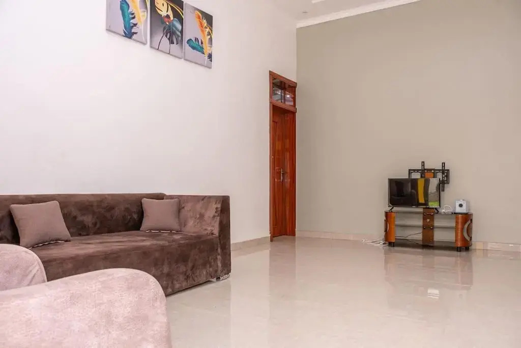 Cheerful 4-bedroom home with parking