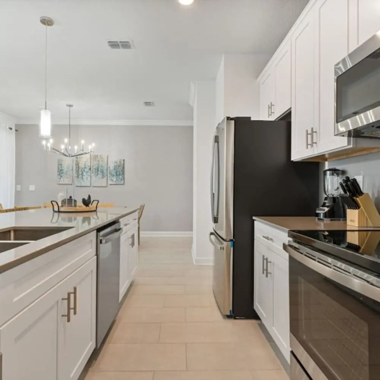 Amazing 4bdr House Storey Lake