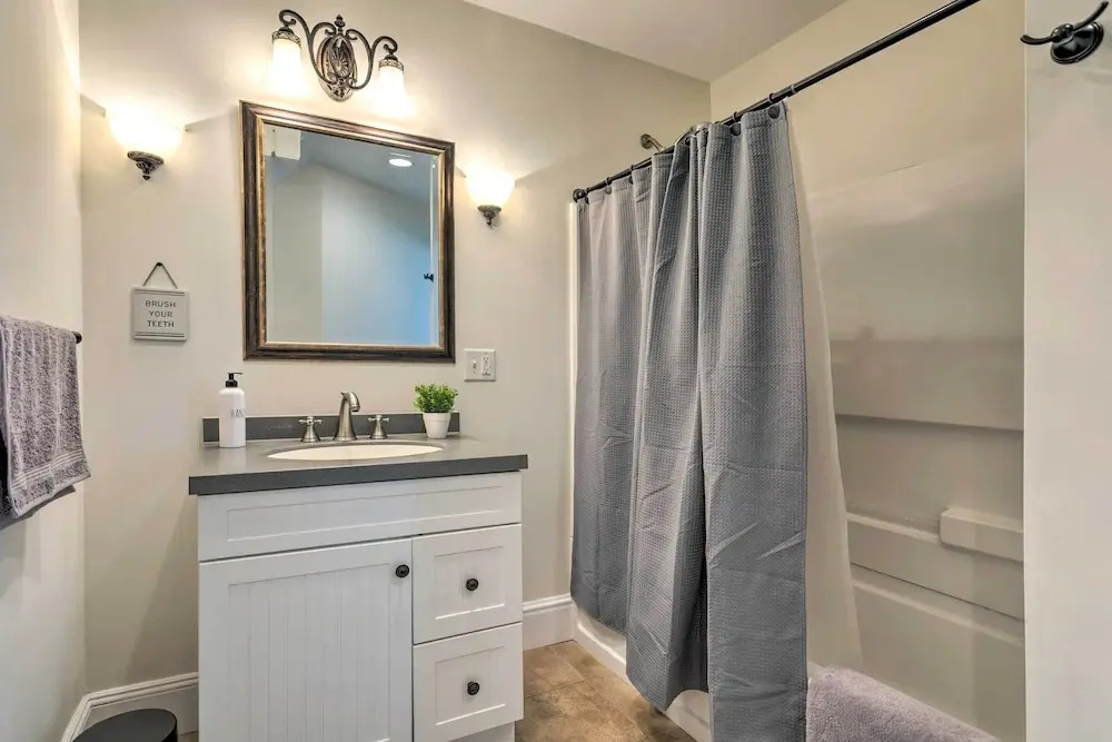 Mystic Refuge w/ Patio < 1 Mi to Downtown!