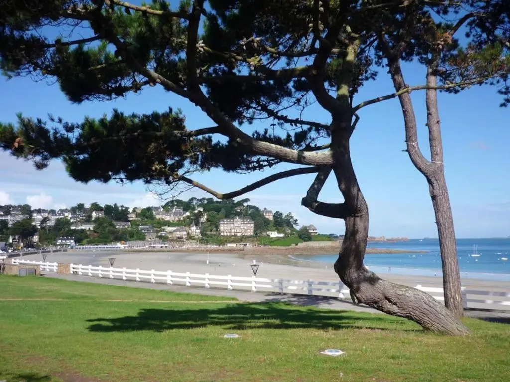 Appartement d'une chambre avec vue sur la mer terrasse amenagee et wifi a Perros Guirec a 1 km de la plage