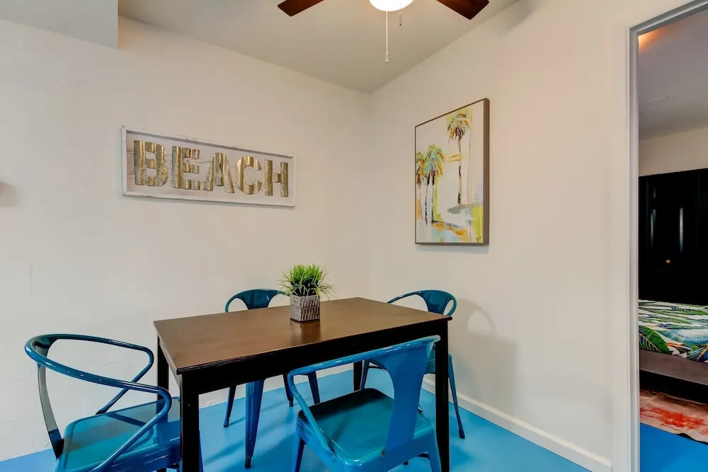 Simple Modern Gem 2 Blocks to Beach Pet Friendly