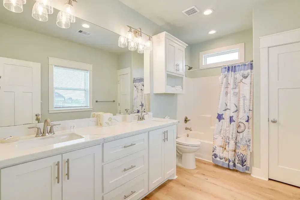 Hot Tub, Beach Access! Bay-view Gilchrist Retreat