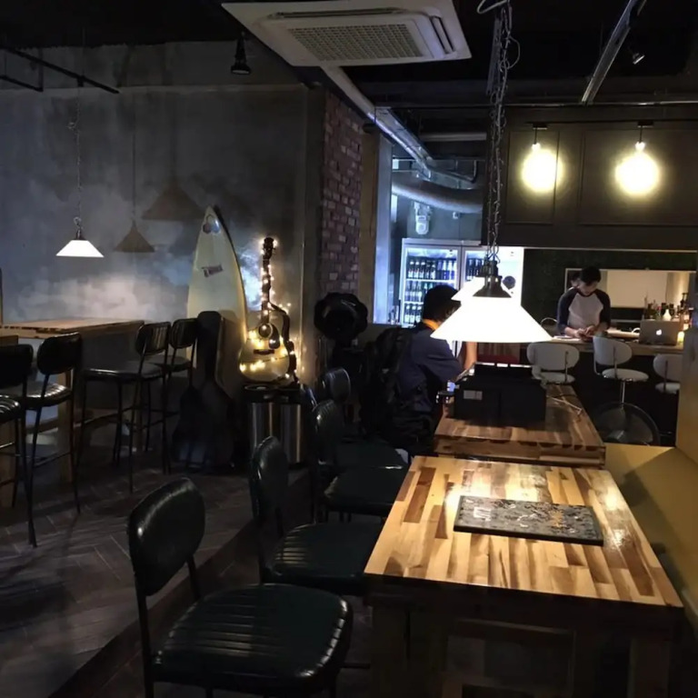 Check and out Guesthouse & Pub