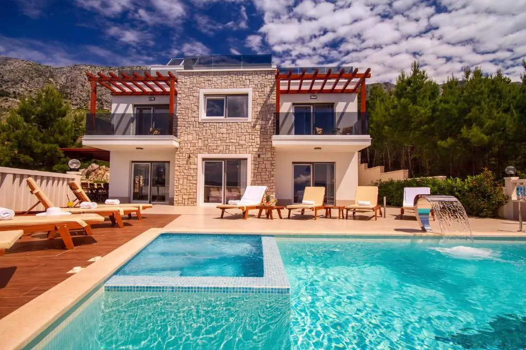 Villa MIRNA with heated pool & whirlpool, traditional wine bar, 150m from sea