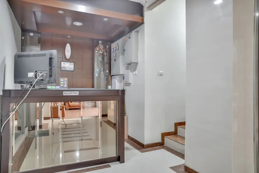 Clover Residence Near Mall Ambassador