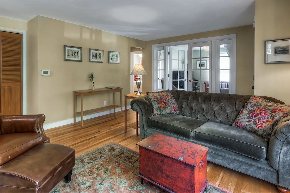 Lovely Laurelhurst - Music Room & Sunny Yard 3 Bedroom Home