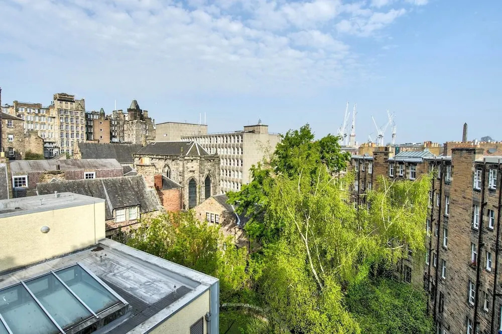 Modern 2BR Home on the Royal Mile!