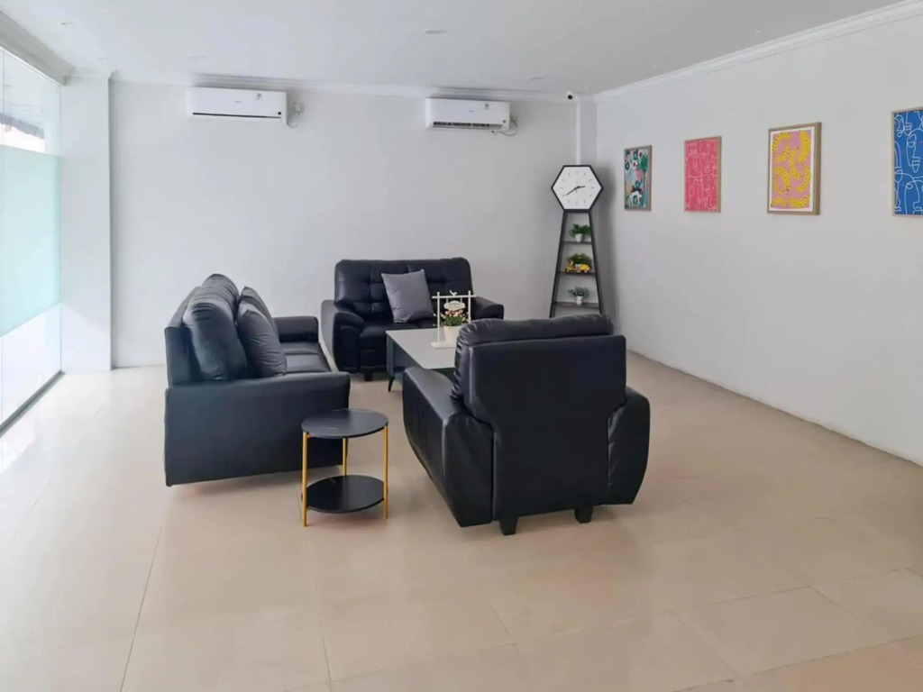Reddoorz Plus Near Mall Nagoya Hill Batam 4