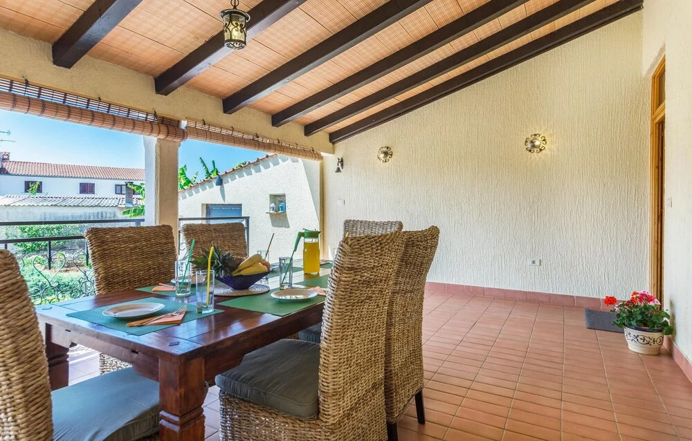 2 Bedroom Beach Front Home In Vabriga