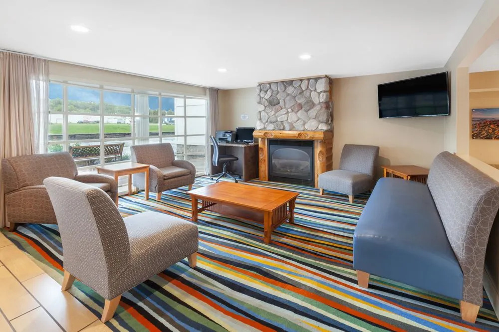 Baymont Inn & Suites St. Ignace Lakefront
