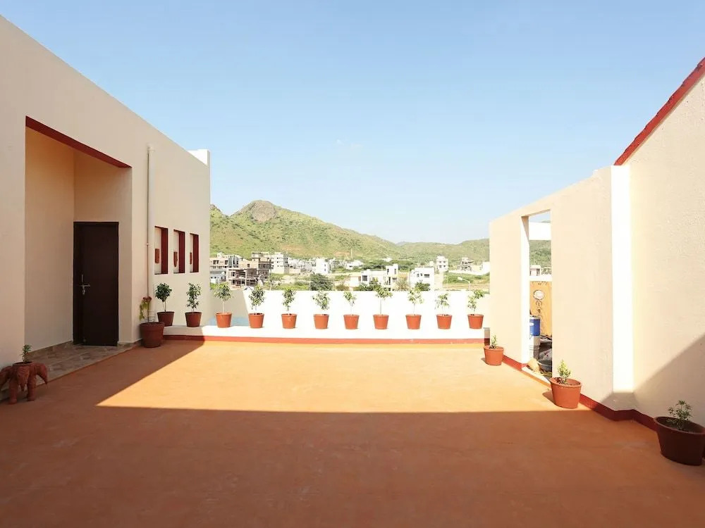 OYO 9723 Home Farm Stay Connaught Palace