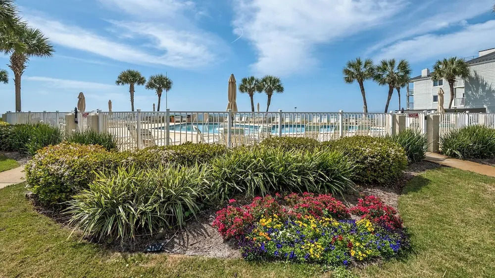 Sand Cliffs 108: Steps to Beach & Pool Access!