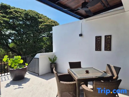 Your Local 3-Storey Townhouse | Outdoor Rooftop Bathtub & King Bed