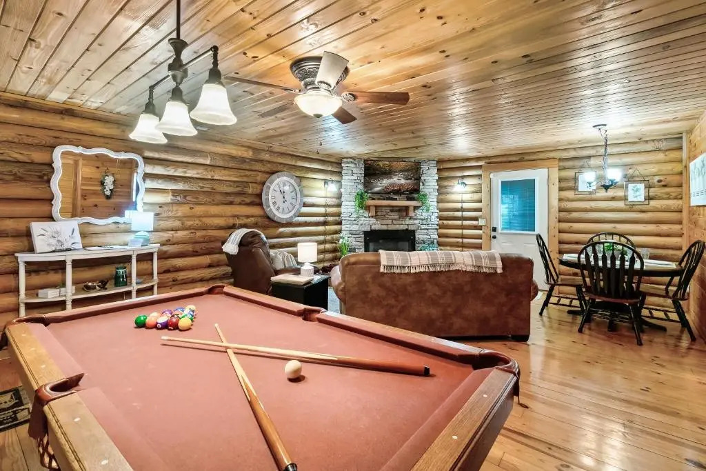 5 min to Dollywood, great location, excellent parking, hot tub, pool table