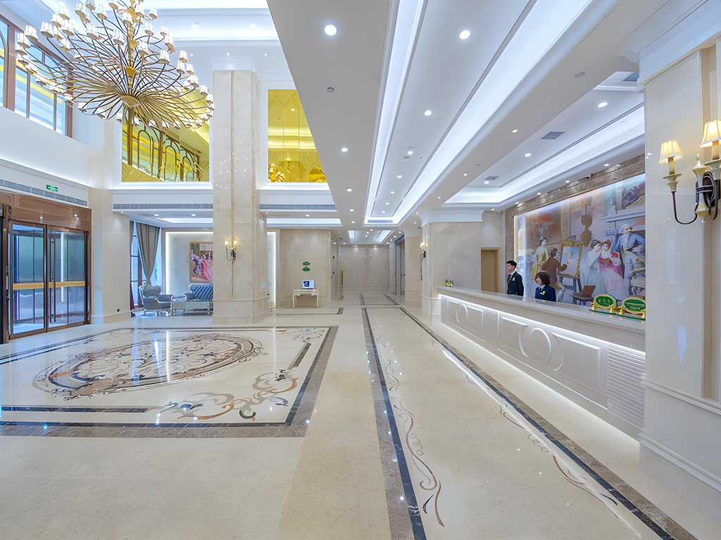 Vienna International Hotel (Huanggang Normal College Ruitian Plaza)