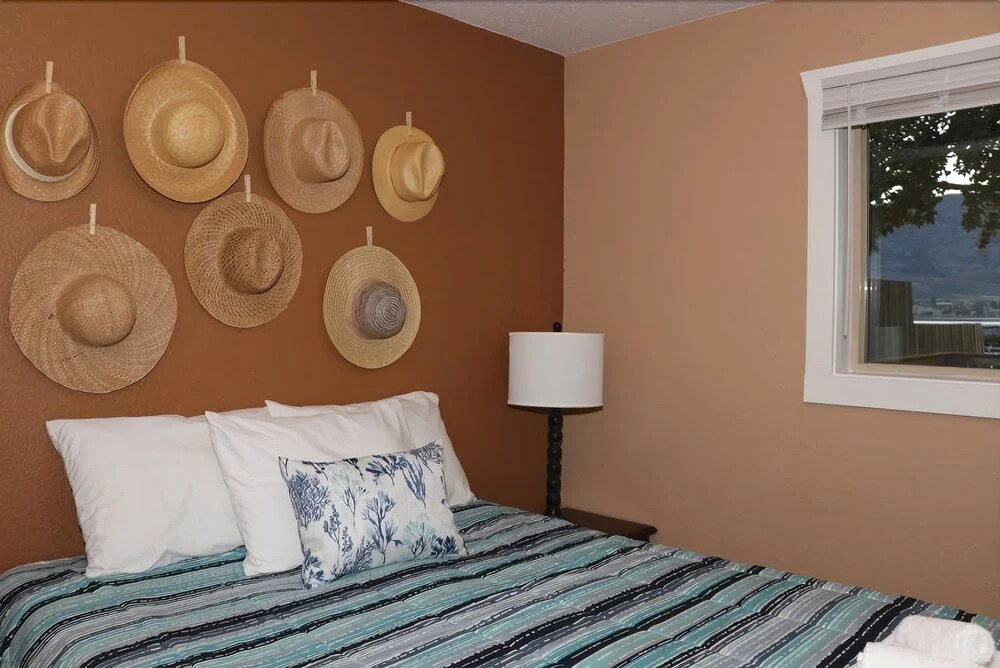 Lakefront Cottage at Nk'mip Campground - 4 Br Cabin