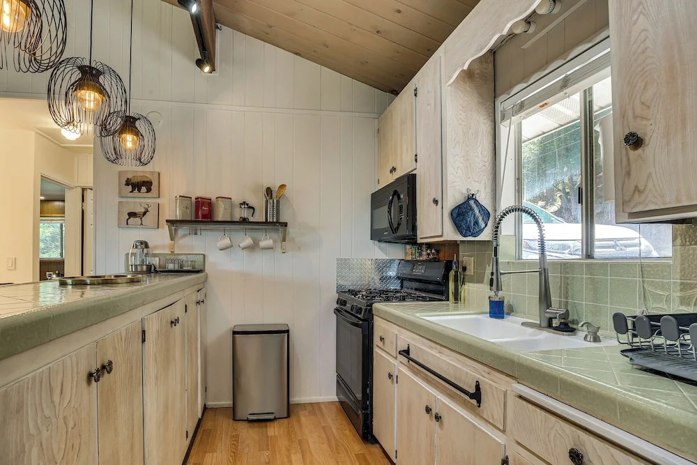 Overlooking Lake Gregory! Crestline Family Cabin