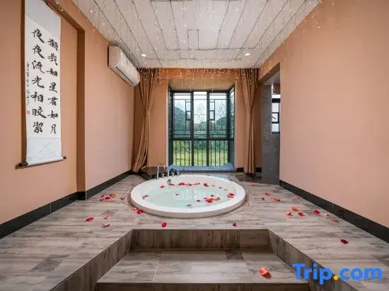 Jiulong Fenglin Xiaozhen Yuanyu Wensu (Yingxi Fenglin Corridor)