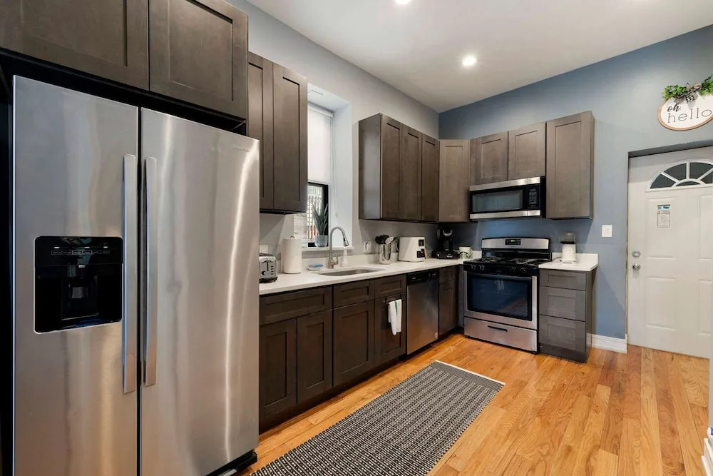Cozy 2 Bed Home by West Loop With Parking Laundry
