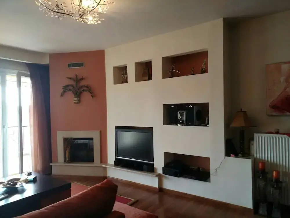 City Center Apartment With Mountain View
