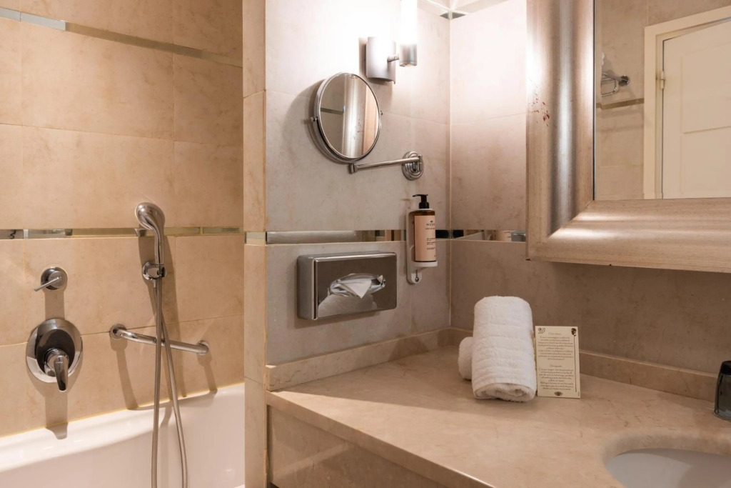 Hotel Renoir
