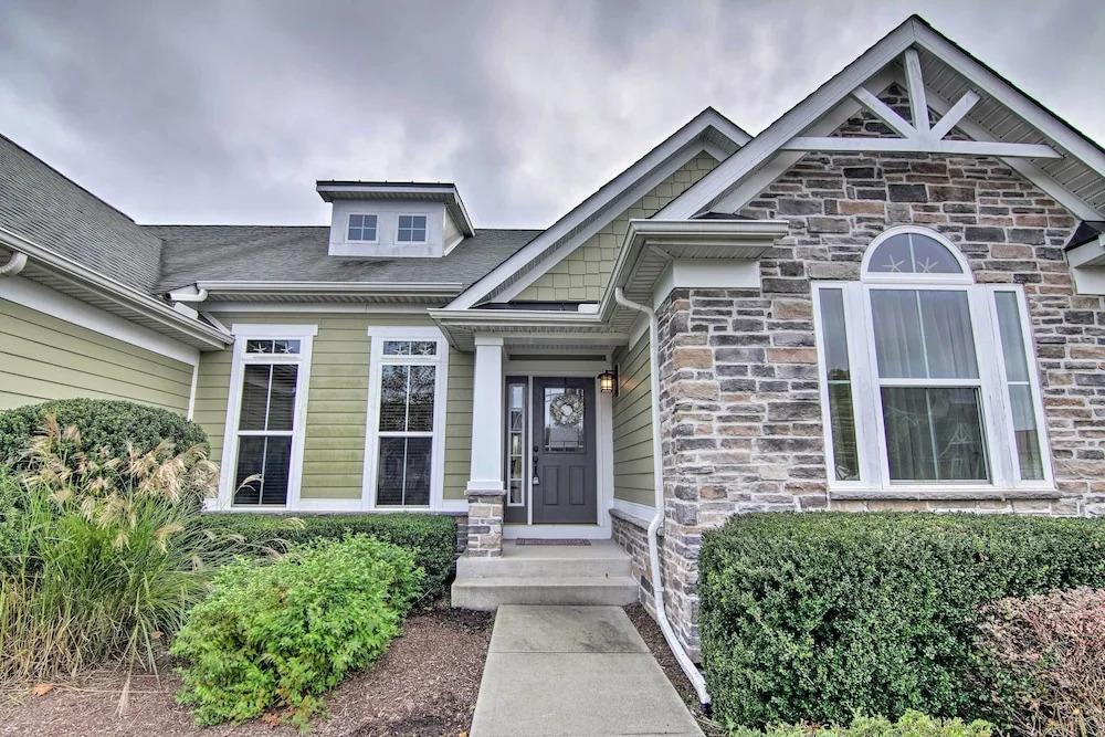 Great for Groups: Bayside Resort Home w/ Patio