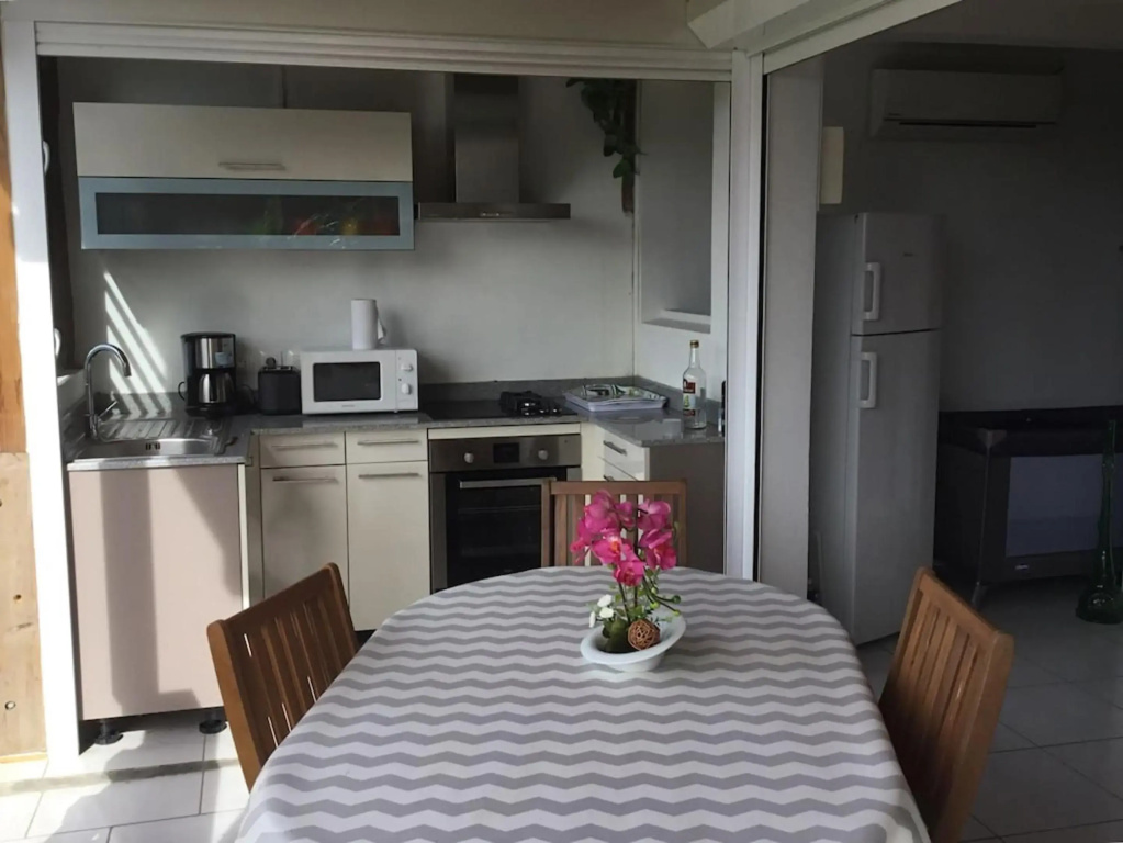 Appartement de 2 chambres avec vue sur la mer jardin clos et wifi a Deshaies a 1 km de la plage
