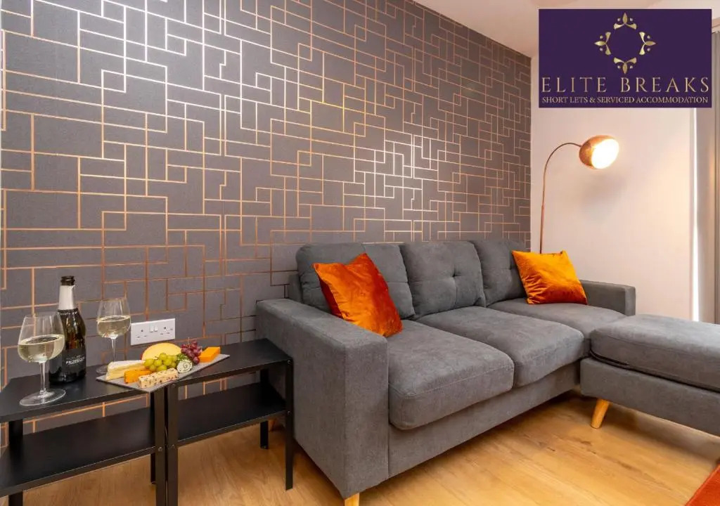 Central 4 bed house by Elite Breaks Serviced Accommodation Birmingham With Free Parking Sleeps upto 8