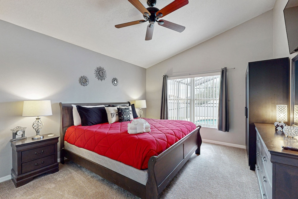 Charming Home With Pool, Enclosed Yard, Central AC, & Washer/dryer