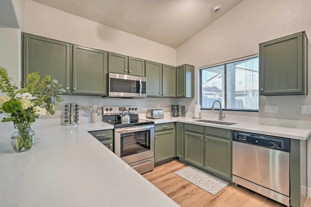 Sunlit Peoria Gem w/ Yard: Hike, Golf & Explore