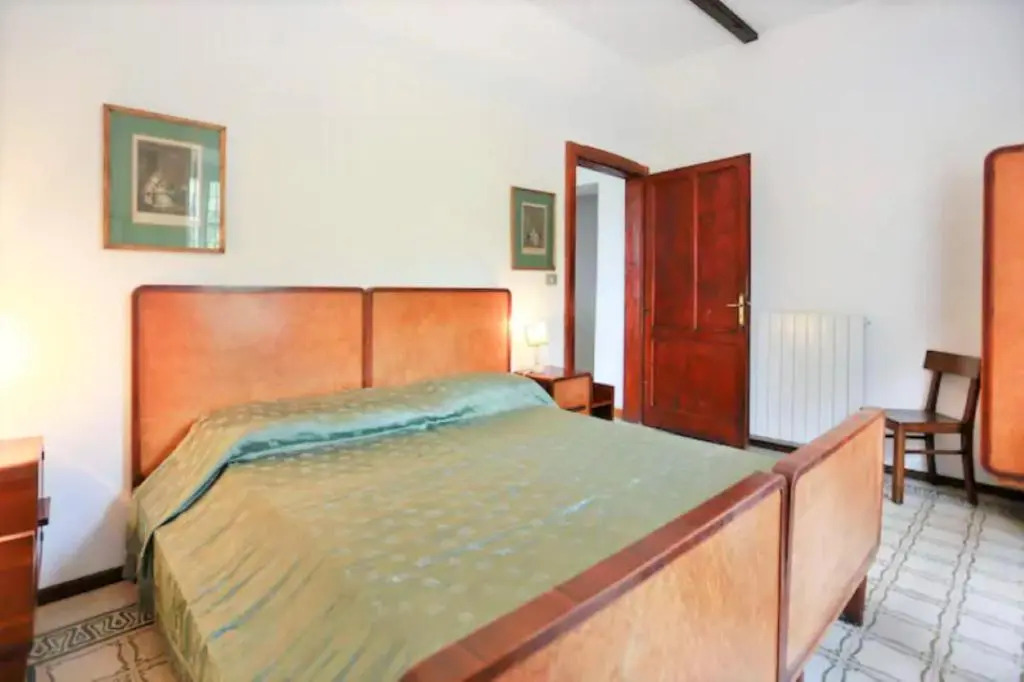 Tuscan villa with views and pool. Hosts up to 15