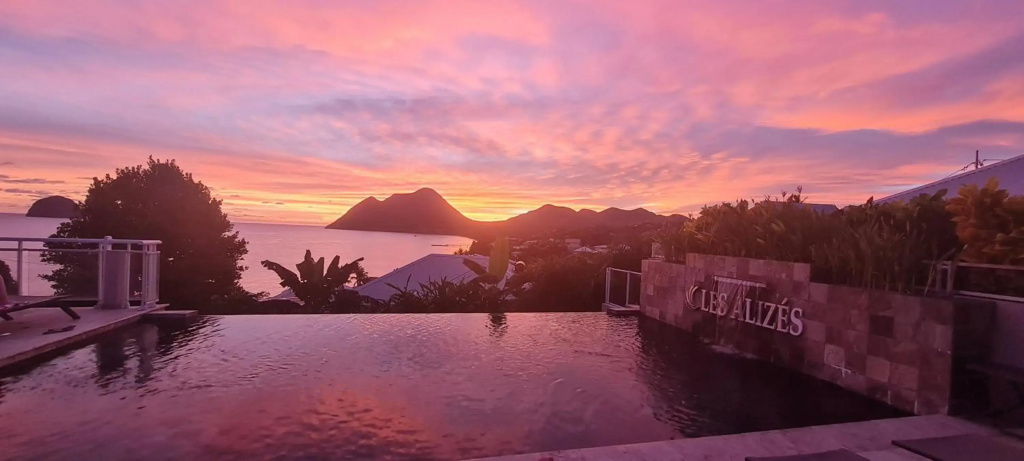 studio cosi, jardin privé, vue magique depuis piscine à débordement de la résidence