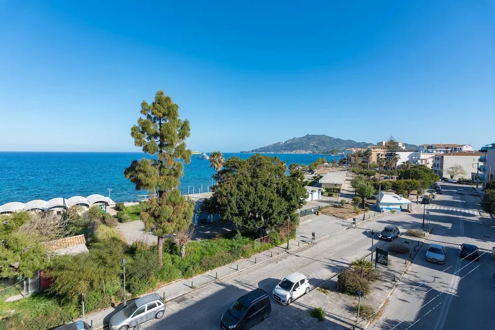 Katerina Residence - Beachfront Plaz Eot