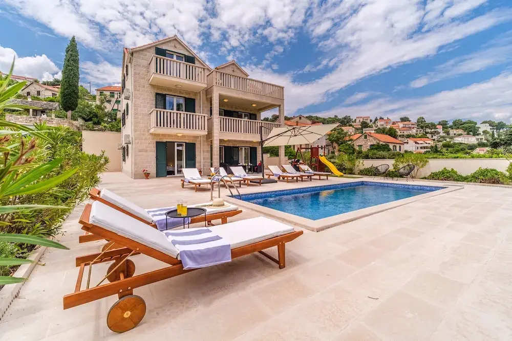 Janie in Splitska With 4 Bedrooms and 2 Bathrooms