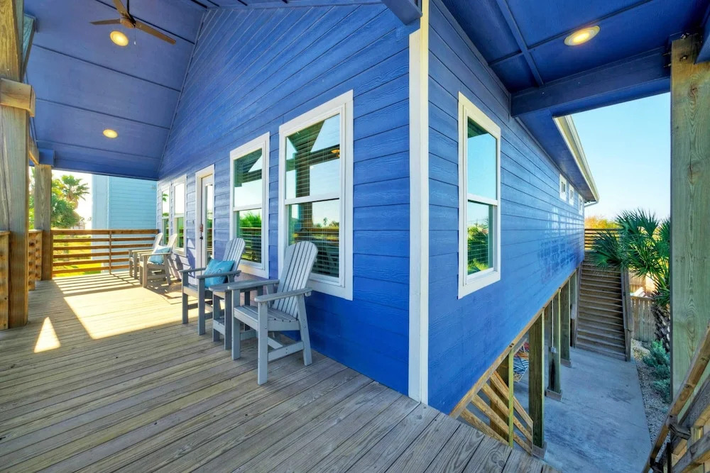 Private Pool Retreat Walk to Beach 2 Living Spaces + Game Room for Groups