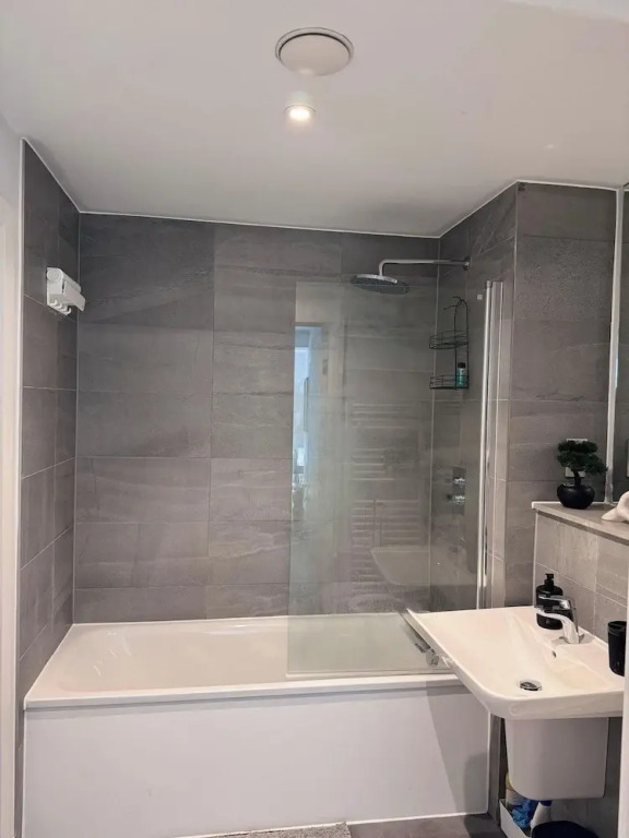 City Centre - 2-bed High Rise Apartment - Sleeps 4
